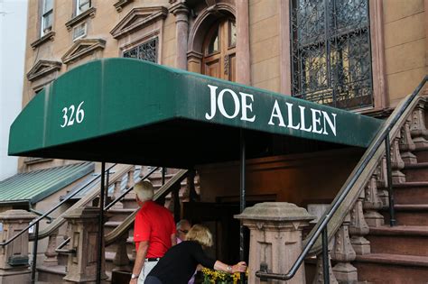 Sezar salatası, tavuklu veya tavuksuz, mükemmel nyc şerit bifteği, makarna, ev.yapımı burger ve bol miktarda. Joe Allen - Manhattan Sideways