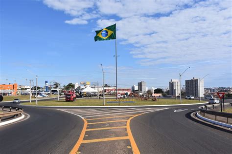 Rotatória Da Gv Ganha Bandeira Do Brasil E Iluminação De Led São Carlos Em Rede