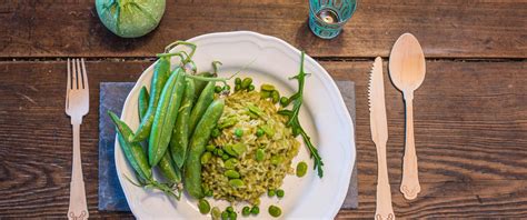 Unite il brodo bollente e fate cuocere il risotto aggiungendo un po' di brodo alla volta, man mano che viene asciugato. Riso green con fave e piselli - Taste of Style