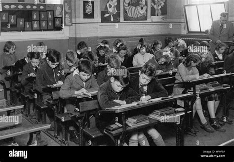 School Pupils Classroom 1950s Banque Dimage Et Photos Alamy