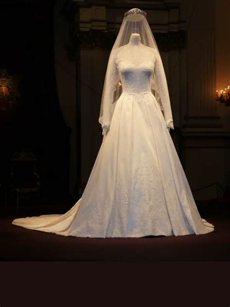 Duchess Of Cambridges Alexander Mcqueen Wedding Dress Regalfille