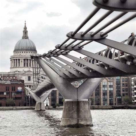 Norman Foster Bridge In London Millenium Bridge Diseño Innovador