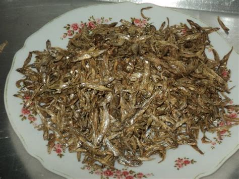 3.put the omena in a source pan, dry then it. AfricanCook: Omena(Dried Small Fish)