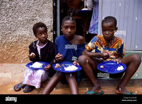 Hungernde Kinder Fotos Und Bildmaterial In Hoher Auflösung Alamy