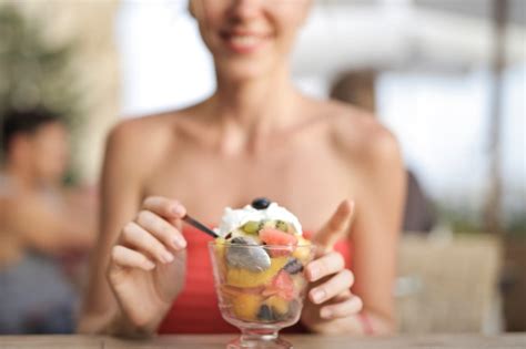 Lo stato emotivo associato a una condizione di allerta verso qualcosa di esterno di solito si caratterizza per un eccesso di preoccupazione, una reazione esagerata rispetto alle reali condizioni. Gli alimenti che calmano l'ansia: 6 cibi da provare - Bigodino