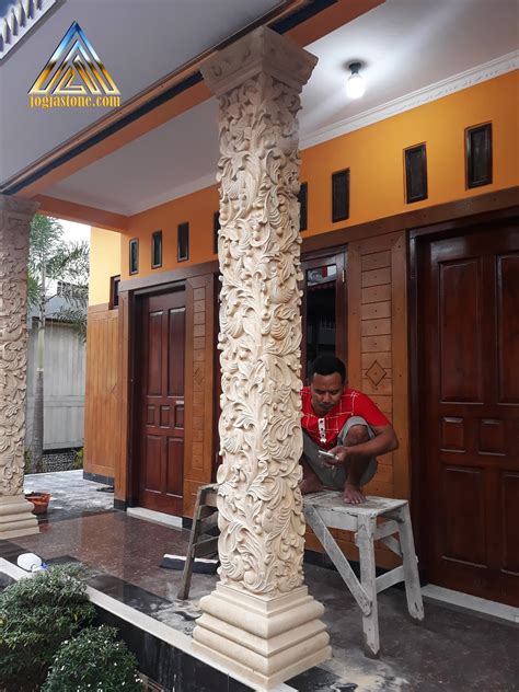 Oleh karena itu banyak orang banyak. Ukiran tiang pilar teras
