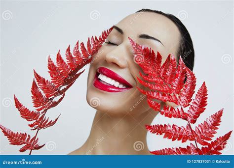 een vrouw met sensuele rode lippen en een varenblad rode lippenstift stock afbeelding image of