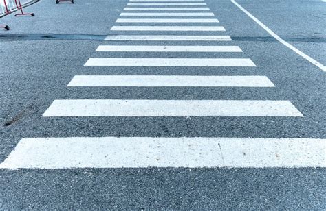 Strada Di Modo Della Passeggiata Di Traffico Del Passaggio Pedonale