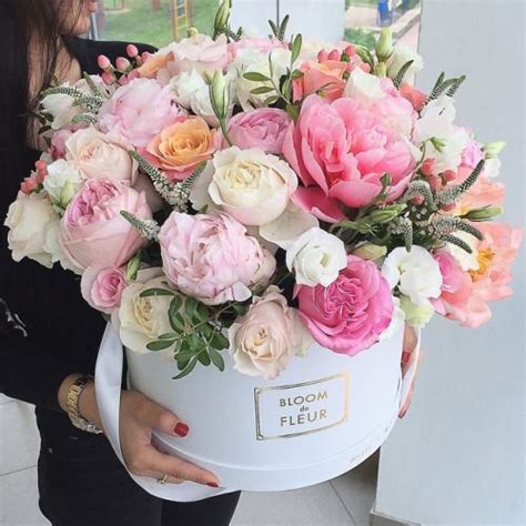 Valued at around $125,000 usd, this wedding bouquet of red and white gemstone flowers just happens to be the most expensive bouquet in the world. make your dreams come true | Flower arrangements, Floral ...