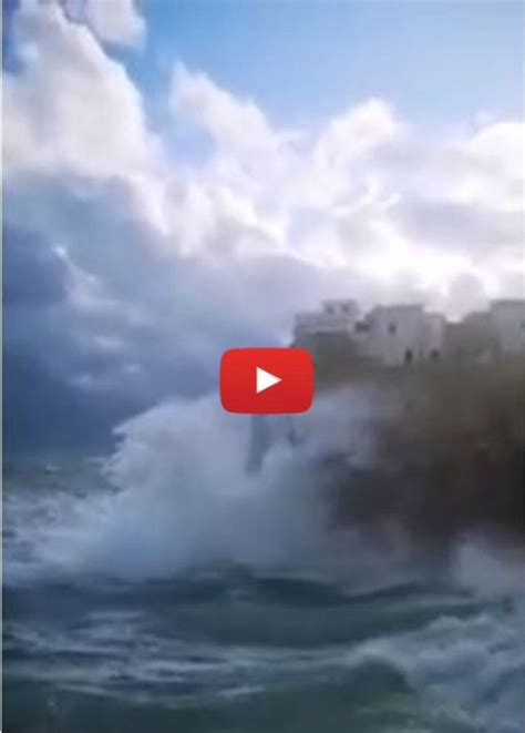 Meteo Cronaca Diretta Video Puglia Furiosa Mareggiata Con Onde Fino A