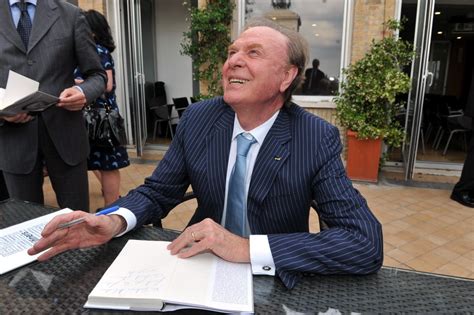 A dare la notizia sono stati . Masi, Merlino e Piroso sfogliano il libro di Ennio Doris. Foto di Pizzi - Formiche.net