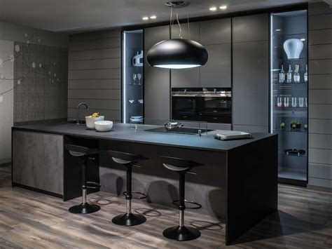Può significare la volontà di mostrare e condividere un momento molto intimo, come quello di preparazione delle pietanze. Cucina moderna con isola grande centrale Seven 07 - DIOTTI.COM