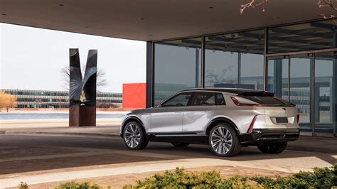Cadillac Lyriq Suv Debuts As Brands First Electric Vehicle Autotraderca
