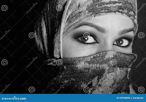 Ostfrau Der Schönen Mysteriösen Augen Der Nahaufnahme Die Ein Hijab Trägt Rebecca 6 Stockfoto