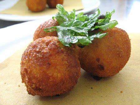 Penso di essere un fanatico delle polpette. Polpette cacio e uovo tra le ricette a base di latticini