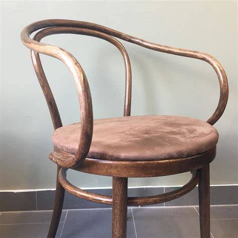 Der lc2 petit confort ist ein würfelförmiger sessel mit einer höheren rückenlehne und einem. Thonet No.B9 Le Corbusier Stuhl - Dekorative Wien