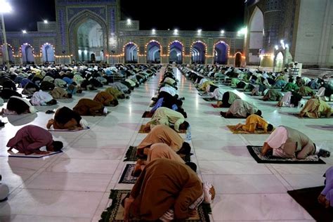 برگزاری نماز تراویح در مسجد جامع هرات عکس
