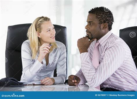 Deux Hommes Daffaires Dans Parler De Bureau Image Stock Image Du