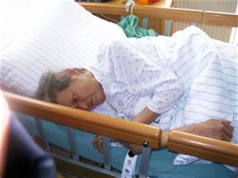 Ein bauchgurt dient primär der verhütung von stürzen aus dem pflegebett. Fixierung: Grausame Pflegepraxis | Pflege-SHV