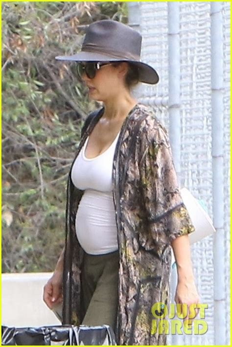 Full Sized Photo Of Pregnant Jessica Alba Shows Off Her Baaby Bump At