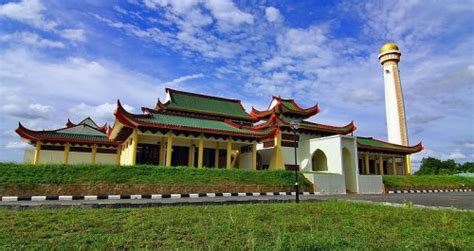 Kata sentiasa adalah bentuk tidak baku dari kata senantiasa sehingga penulisan yang benar adalah senantiasa. Hati yang sentiasa Menangis: Dimana diri dibesarkan ...