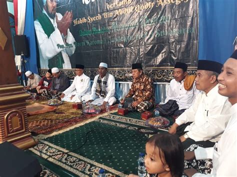 Berikut ini profil habib syech abdul qodir assegaf, nama: Sertu Suparno Hadiri Pengajian Akbar Nuzulul Qur'an oleh Habib Syech Bin Abdul Qodir Assegaf ...