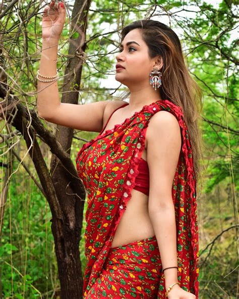 Mumbai Model Tanu Agarwal Hot Curvy Navel Exposed In Saree Desi Girlz
