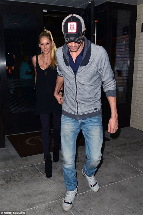 En el 2001, fue la protagonista del video de enriqueiglesias you have read this article with the title jennifer love hewitt enrique iglesias. Enrique Iglesias puts a protective arm around Anna ...