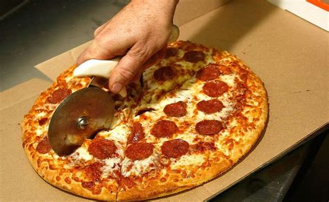 Heres How To Slice Pizza Perfectly According To Maths Metro News