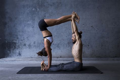Reconéctate con tu pareja posturas de yoga para resucitar la llama