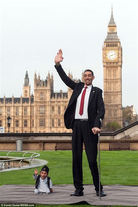 Shortest Man Ever 215ins Meets Tallest Living Person 8ft 1in For Guinness World Record Day