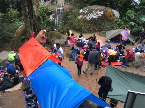 Last weekend i had the opportunity to join a group of adolescents to climb the fabled gunung datuk in negeri sembilan for the second time in 3 years. Hiking di Gunung Datuk Rembau Negeri Sembilan - Afiq Halid