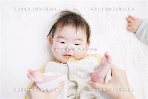お父さんに遊んでもらうアジア人の赤ちゃんの写真素材 [181160056] イメージマート