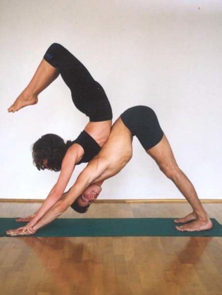Couple yoga can bring you closer to your partner and increase trust, intimacy, and communication. Couples yoga. | Fotografía de yoga, Poses de yoga de ...