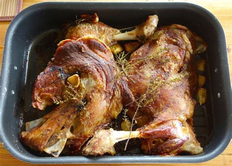 Voici donc un gigot cuit en 3 heures seulement. Epaule d'agneau confite en cuisson lente et aromates | Epaule agneau confite, Cuisson lente et ...