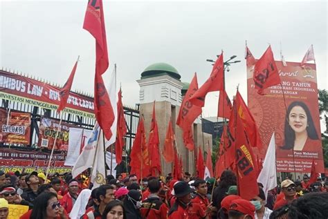 Share to twitter share to facebook share to pinterest. Demo DPR, Buruh Tolak Omnibus Law UU Cipta Lapangan Kerja ...