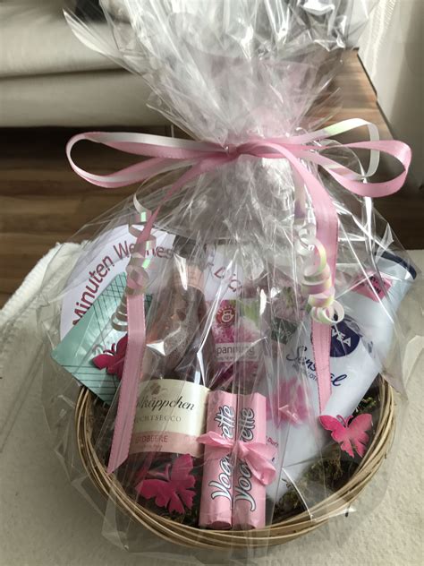 Unter wellness ist allerdings viel zu verstehen, denn der begriff lässt sich schließlich mit wohlfühlen übersetzen. Geschenk Geburtstag Wellness in 30 Minuten Frau rosa Geschenkkorb pink in 2020 | Geschenkkorb ...