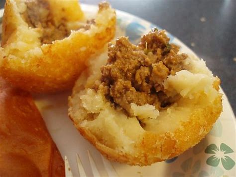 Translations of the phrase mashed potato from english to spanish and examples of the use of mashed potato in a sentence with their translations: rellenos de papas (spiced beef stuffed into mashed potato ball, deep-fried) | Hispanic dishes ...