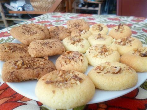 Procedere con il coppapasta usando le formine che desiderate, anche a seconda dell'occasione. biscotti con farine di riso e di mandorle di sicilia ...