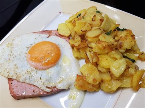 Leberkäse mit Bratkartoffeln und Spiegelei von Schlauderaff