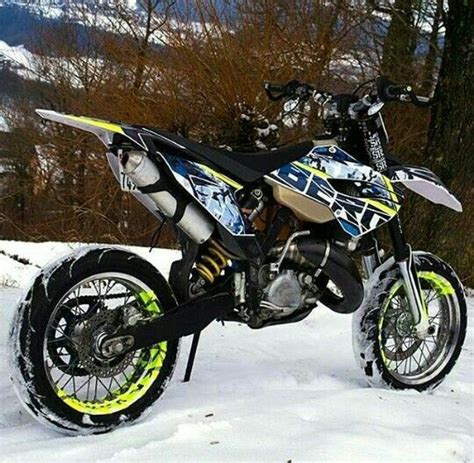 We've put together a list of the best 125cc motorbikes for beginners, covering all types of styles and budgets. Huqvarna 125cc | Enduro motorcycle, Motocross bikes, Supermoto