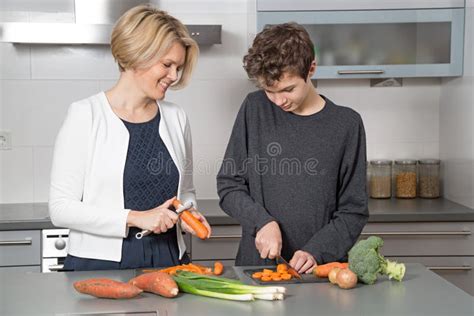 Мать и сын в кухне стоковое фото изображение насчитывающей парчи 65173256