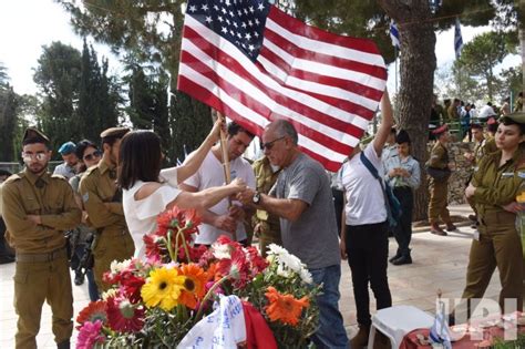 Photo Israelis Remember Fallen Soldiers In Mt Herzl Military Cemetery