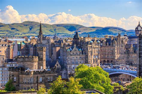 Das brandenburger tor, symbol sowohl für die teilung deutschlands und der welt in ost und west als auch für die. Edinburgh - Explore the world mit FLY MEMMINGEN - das FMM ...