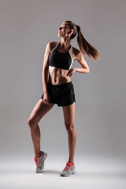 Retrato De Corpo Inteiro De Uma Mulher Jovem Saudável Fitness Foto Grátis
