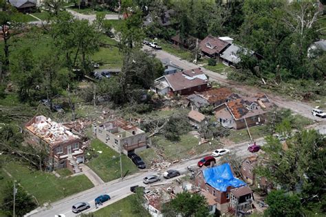 Photos Tornadoes Rip Through Missouri Flooding Across Midwest