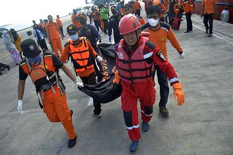 Tim Sar Evakuasi Korban Tenggelamnya Km Ladang Pertiwi Di Sulsel