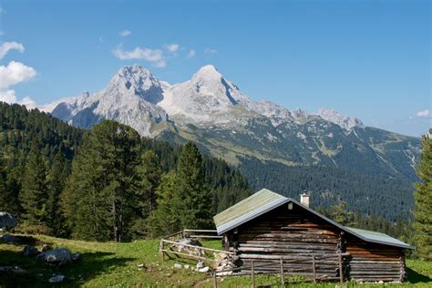 Diese tour beginnt mit der klettersteigroute alpspitz, die zum gipfel der alpspitze führt. Blick auf die Zuspitze und Alpspitze Foto & Bild | world ...