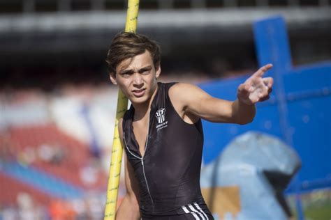 While he did make an attempt to break his own record at a height of 6.19 meters, he was unsuccessful. Mondo Duplantis, che record mondiale U20 nell'asta! Il VIDEO