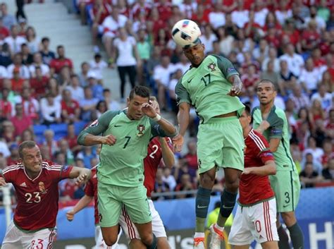 يستهل منتخب البرتغال حملة الدفاع عن لقبه الأوروبي حينما يصطدم بمنتخب المجر في افتتاح الجولة الأولى في المجموعة السادسة. ﻿البرتغال تفلت بثنائية رونالدو وترافق المجر وآيسلندا للدور ...
